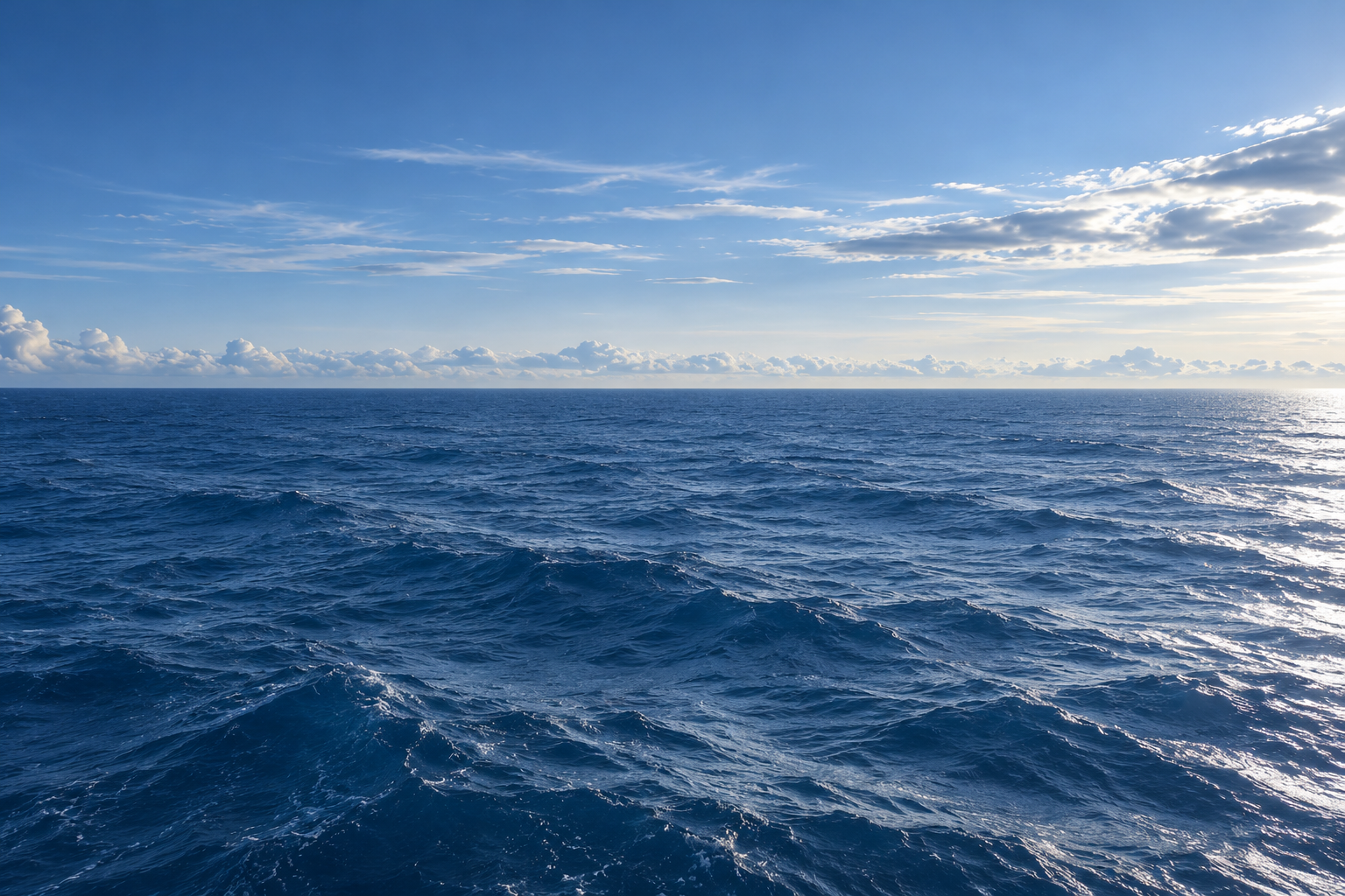 Ozean mit blauem Wasser und weitem Himmel